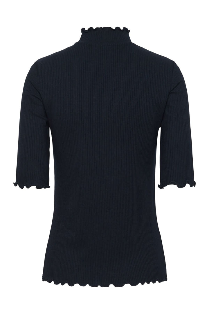 T-shirt Ribba en maille côtelée noire avec col montant festonné, manches mi-longues, coupe ajustée féminine élégante.