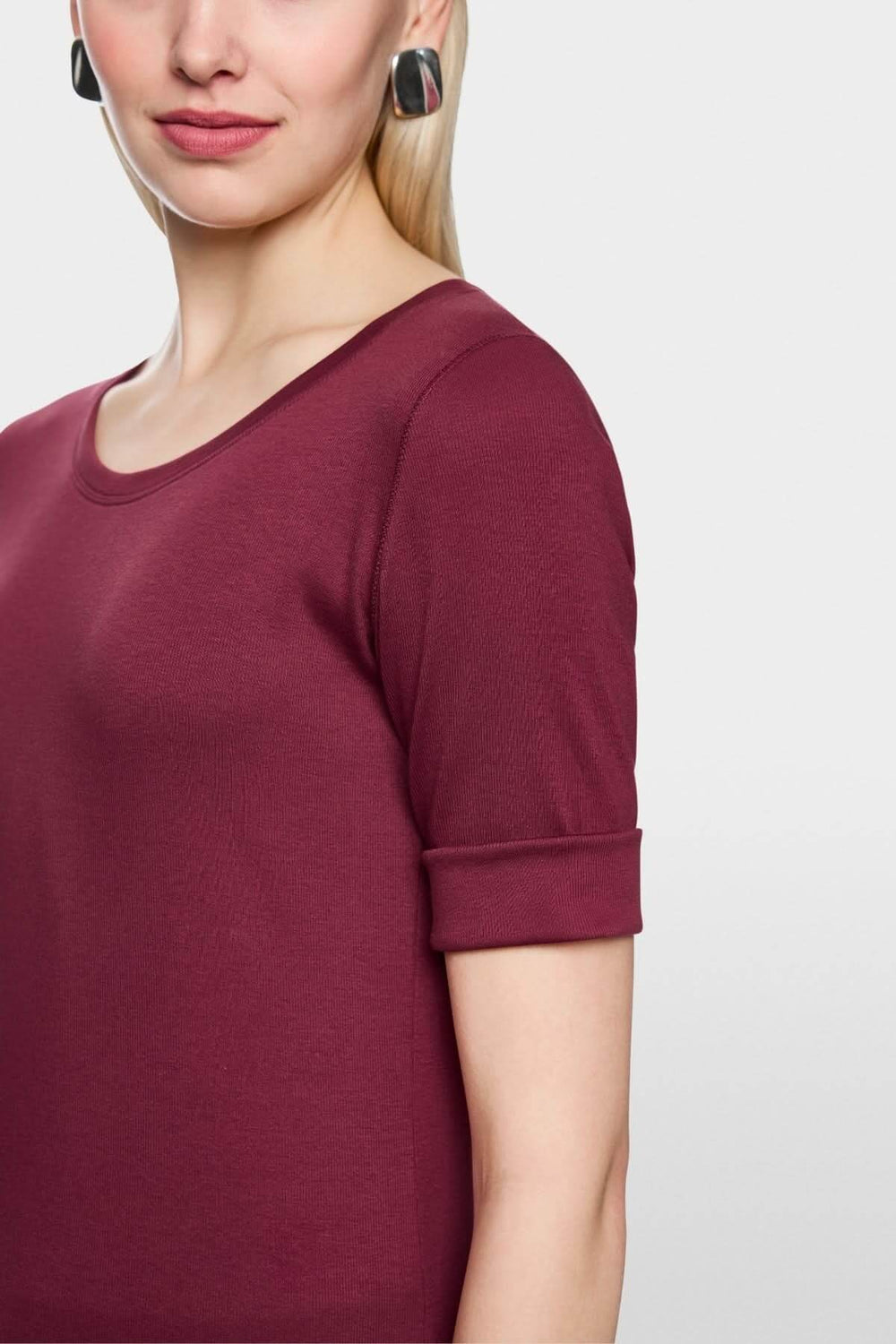 T-shirt ajusté en coton stretch bordeaux avec manches mi-longues retroussées, encolure ronde et style épuré pour un confort optimal.