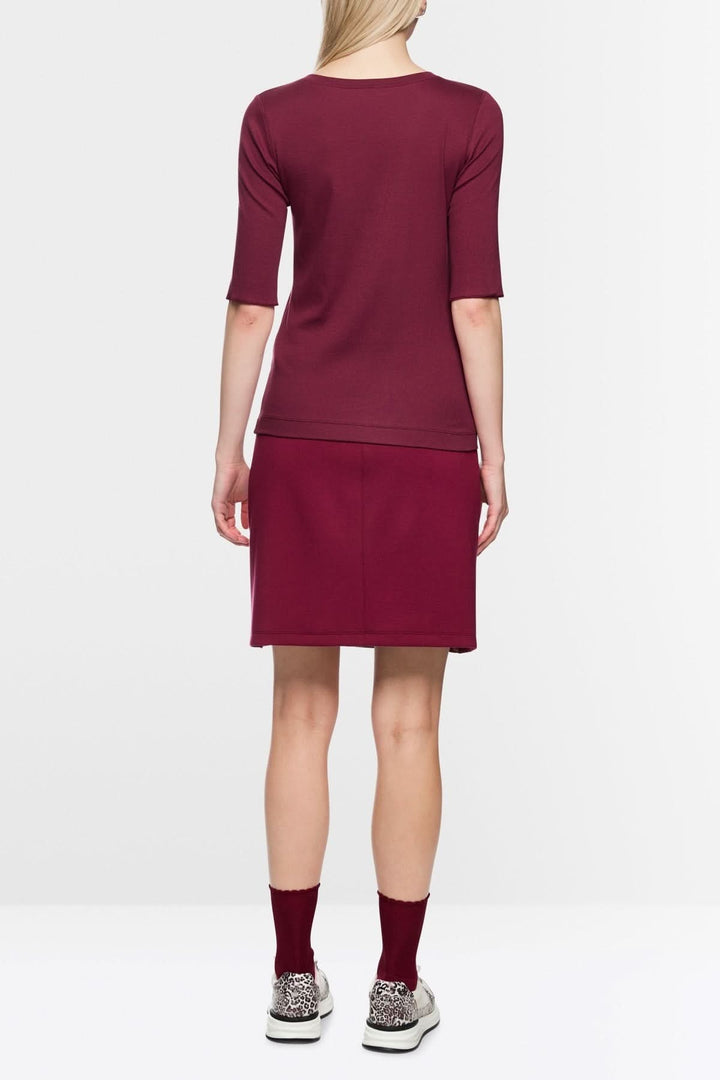 Dos du T-shirt ajusté en coton stretch, manches mi-longues, couleur bordeaux, style décontracté, accompagné d&