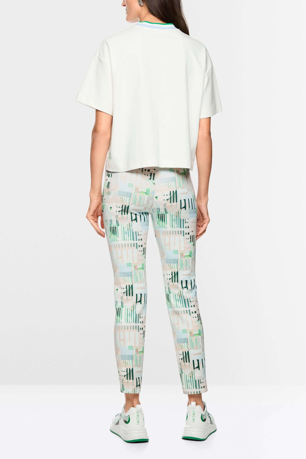T-shirt avec détails en forme de cœur et à rayures, manches larges, coupe ample, col contrastant, silhouette moderne, confort.