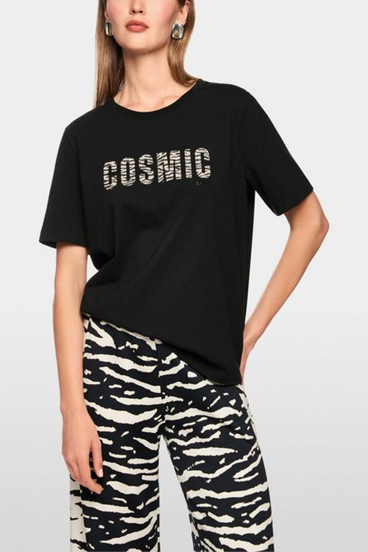 T-shirt classique col rond noir avec imprimé « Cosmic Love », porté sur mannequin, coton biologique, manches courtes.