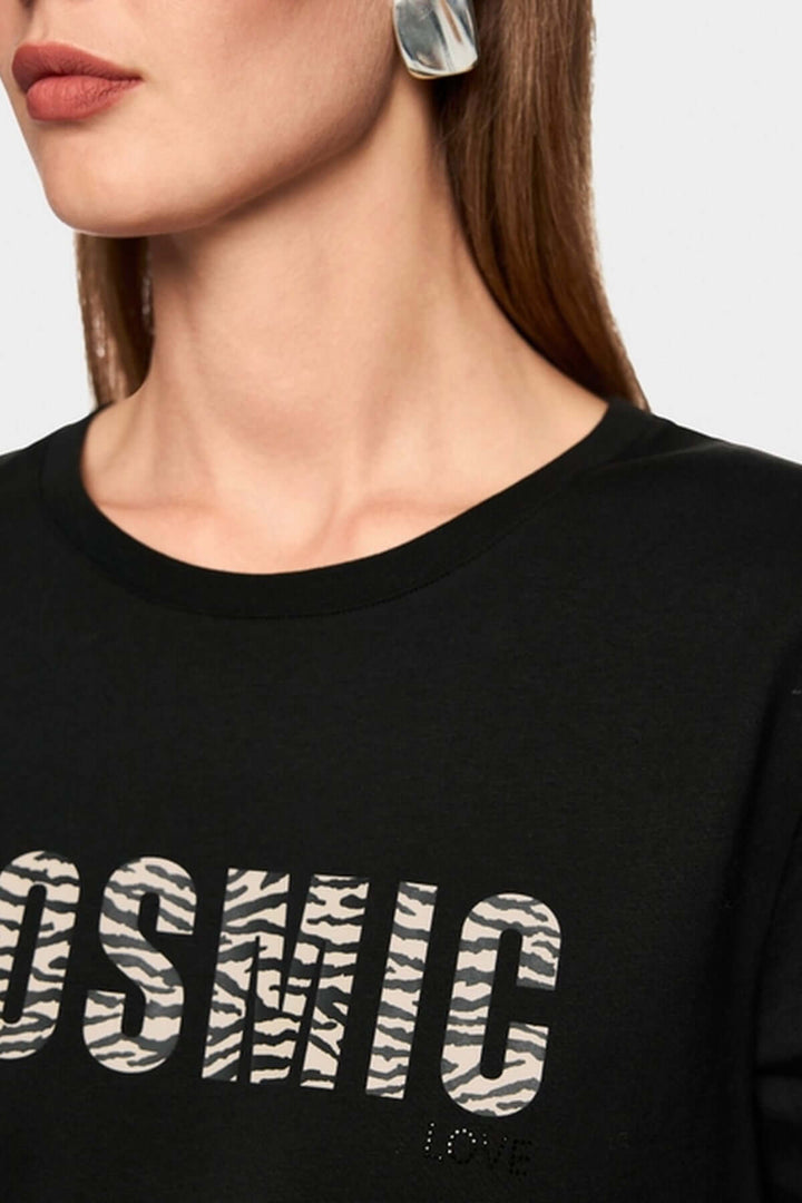 T-shirt classique col rond avec imprimé Cosmic Love et col rond, confectionné en coton biologique, porté par un mannequin.