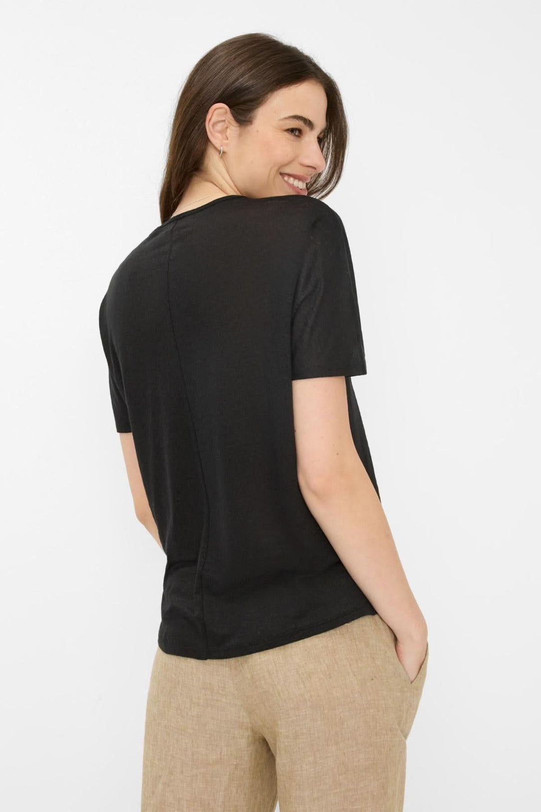 Femme portant un T-shirt col V CAELEN noir, vue de dos, avec un style décontracté et élégant.