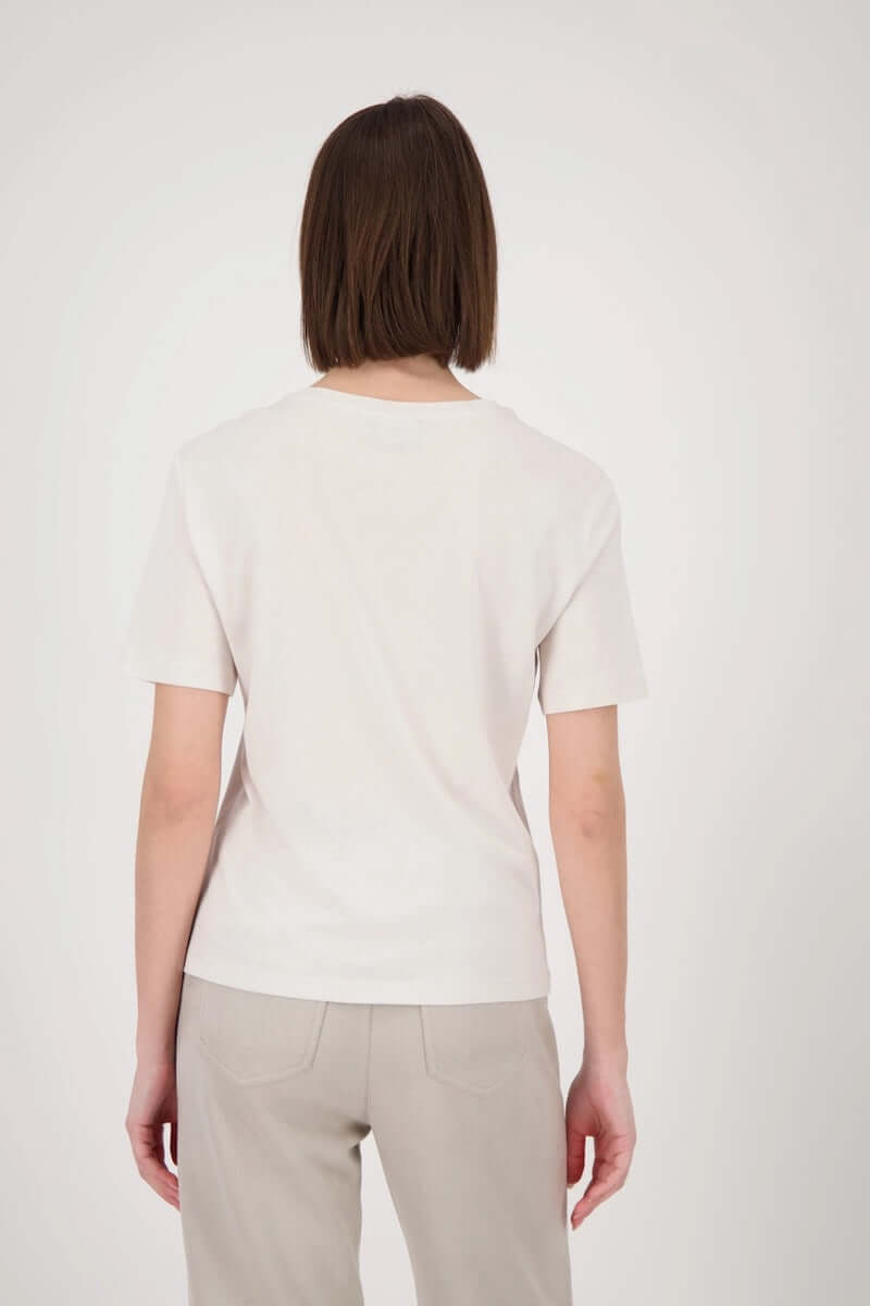 Vue arrière d'un t-shirt imprimé, manches courtes, matière douce, coupe régulière. Idéal pour un style casual chic.