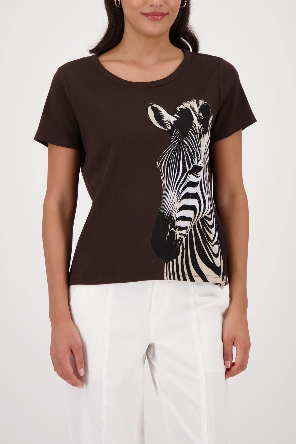 T-shirt imprimé zèbre noir et blanc avec imprimé asymétrique, encolure arrondie sur mannequin, idéal pour look graphique moderne.
