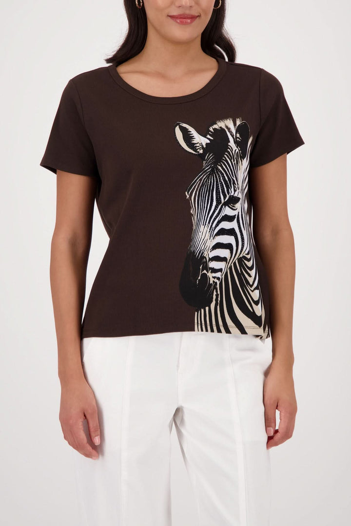 T-shirt imprimé zèbre noir et blanc avec imprimé asymétrique, encolure arrondie sur mannequin, idéal pour look graphique moderne.