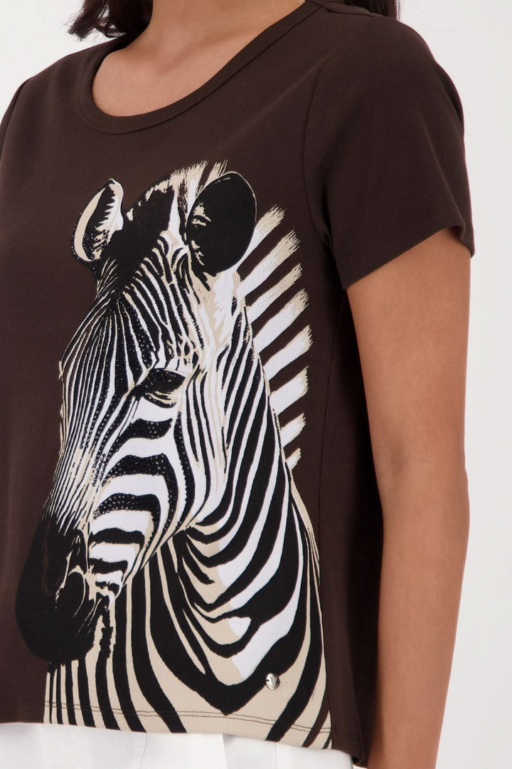 T-shirt imprimé zèbre avec encolure arrondie et design asymétrique, idéal pour un look moderne et graphique.