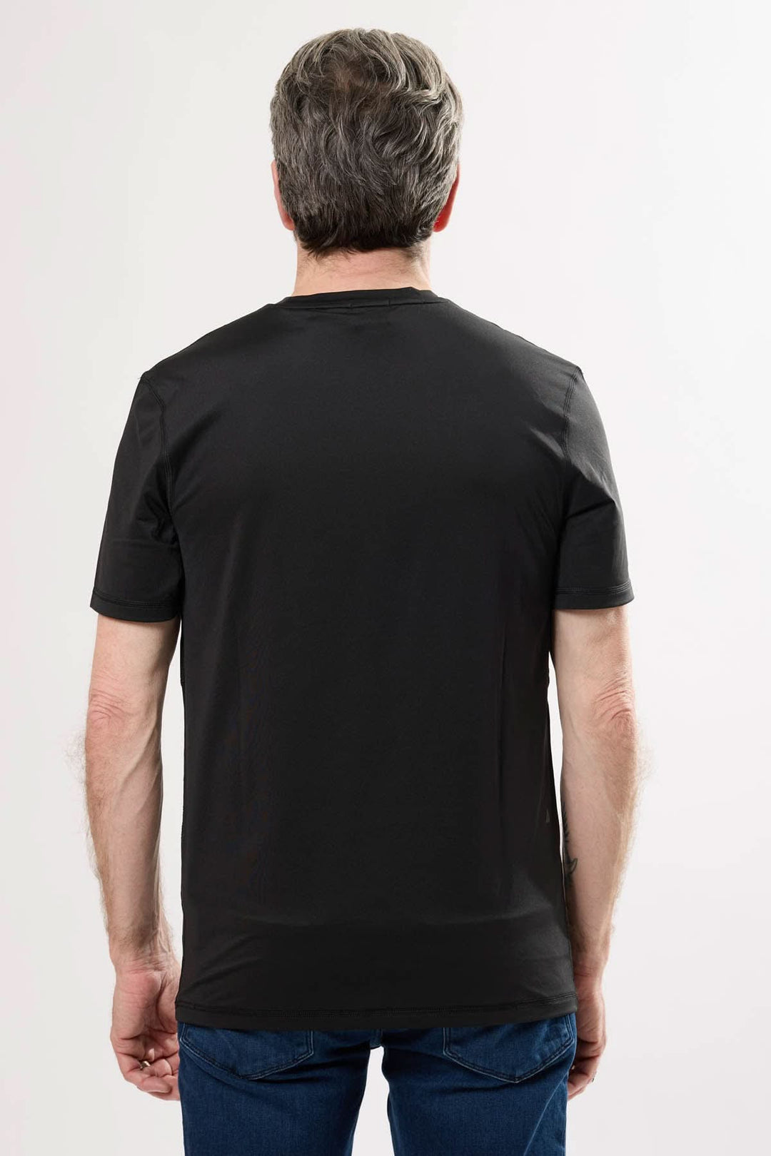 Homme portant un t-shirt noir à l&