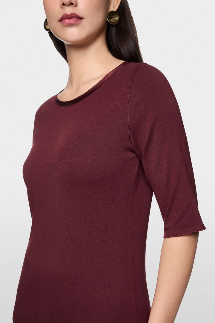 T-shirt manches courtes avec encolure ronde en couleur bordeaux, mode élégante pour tenues classiques et décontractées.