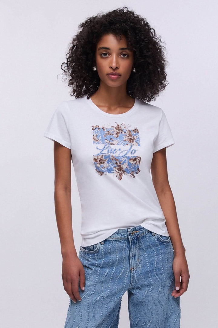 T-shirt à manches courtes avec imprimé graphique porté par un mannequin sur fond neutre, style décontracté et moderne.