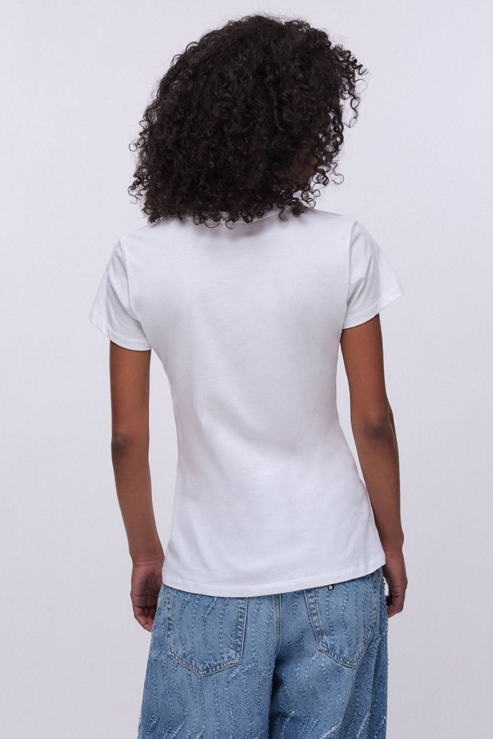 Vue arrière d'un T-shirt à manches courtes avec imprimé graphique, coupe confortable, matière douce et féminine.
