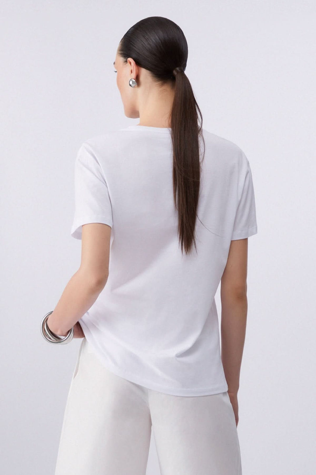 T-shirt à manches courtes avec imprimé graphique, vue arrière sur mannequin, style décontracté et confortable.