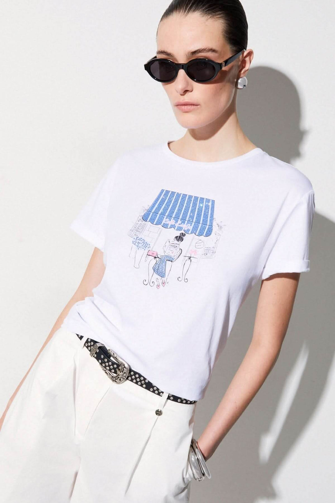 Femme portant un T-shirt à manches courtes avec imprimé graphique, look moderne et décontracté.