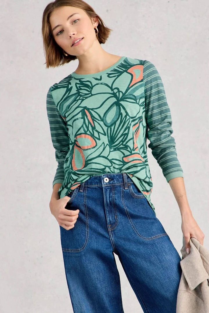Modèle portant le T-shirt à manches longues Clara avec motif floral, coupe droite et encolure ronde, idéal pour le quotidien.
