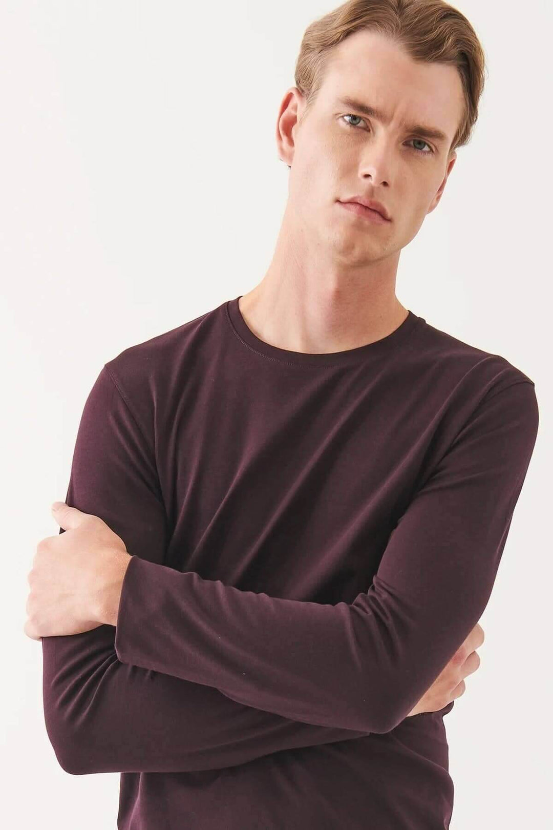 T-shirt manches longues couleur prune, en coton Pima, offrant confort et élégance au quotidien.