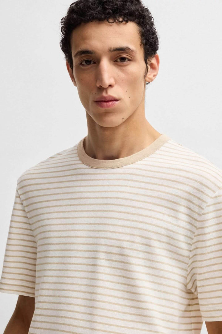 T-shirt rayé à col rond, coupe décontractée, motif fins rayures, porté par un homme.