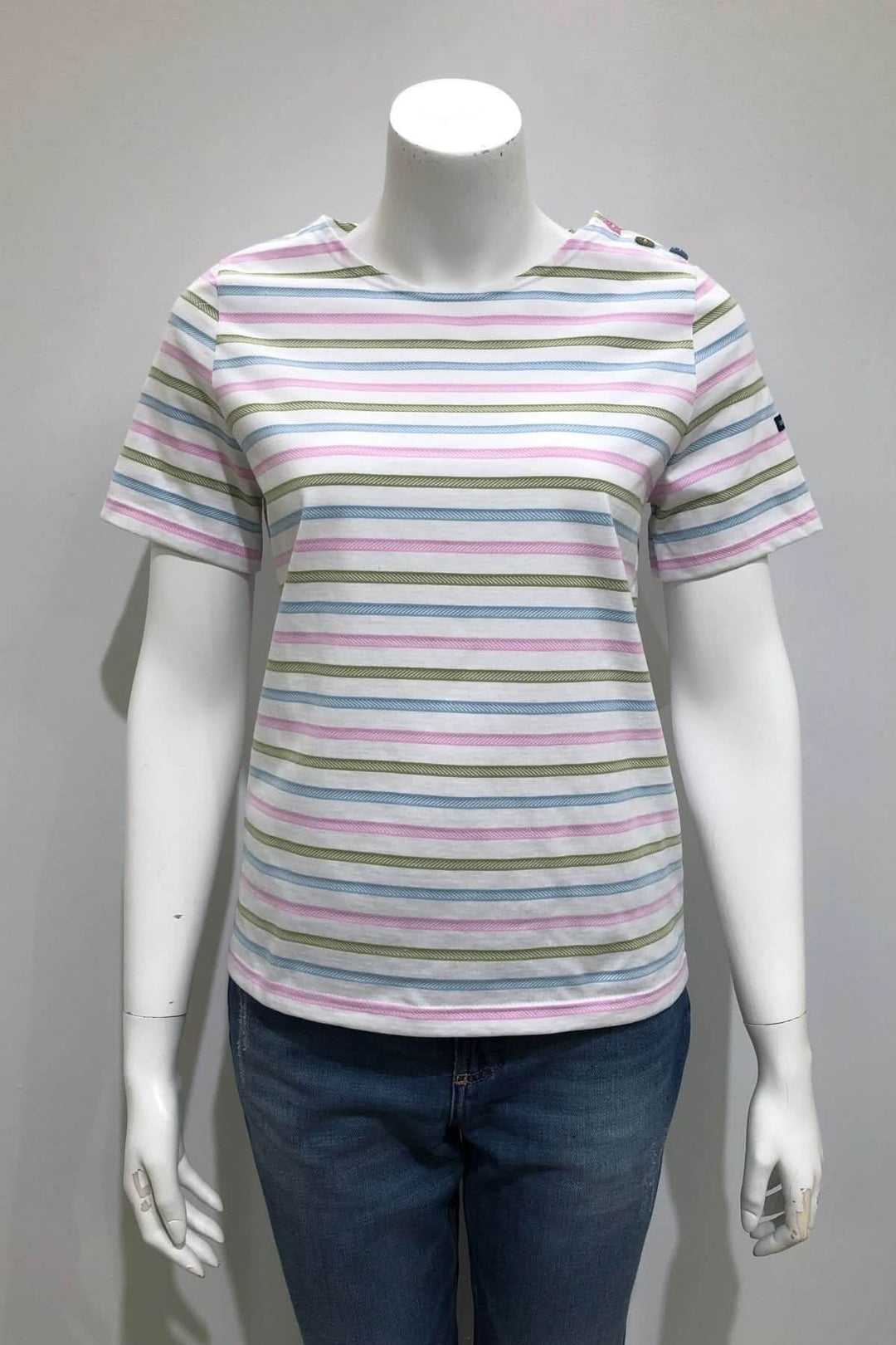 Mannequin portant un T-shirt rayé GOURY à rayures multicolores, coupe droite, col rond, style décontracté idéal pour toutes tenues.