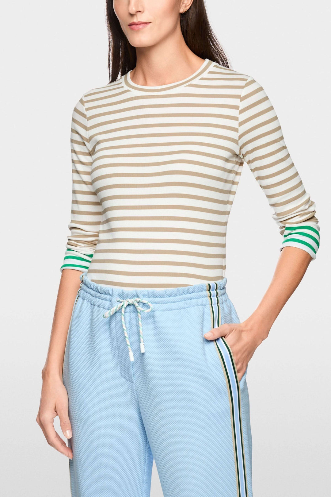 T-shirt rayée cintrée avec manches longues et encolure ronde, style polyvalent et ajusté. Idéal pour les looks superposés.