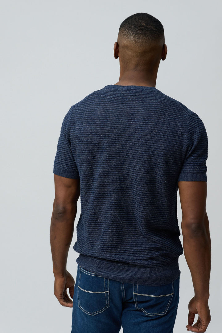 Homme portant un T-shirt texturé en lin et soie avec coupe ajustée, vu de dos.