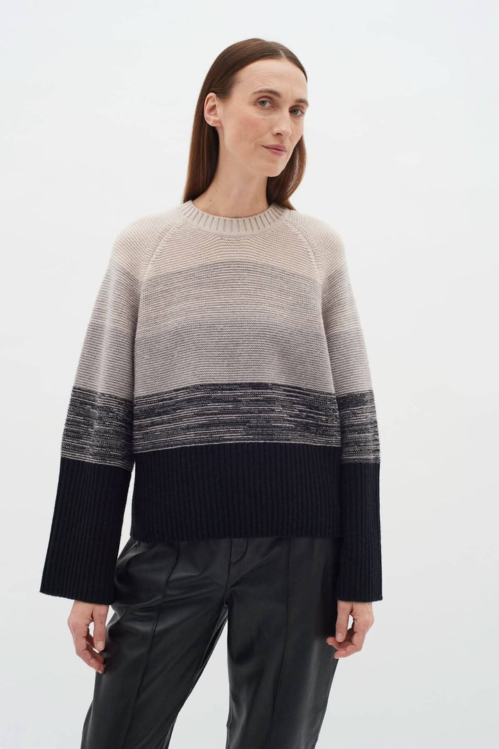 Pull tricot Kaxy à rayures neutres, manches longues, coupe décontractée et épaules raglan.