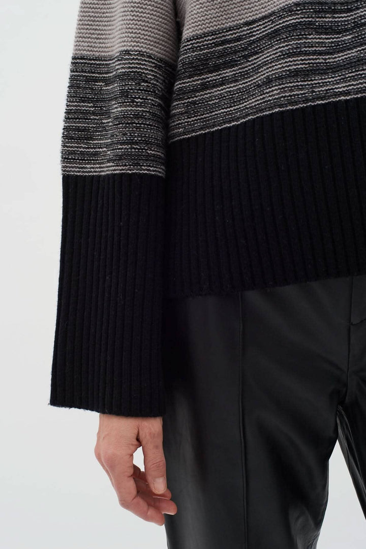 Pull Tricot Kaxy en rayures neutres, manches longues et coupe relax, style décontracté avec finition côtes.