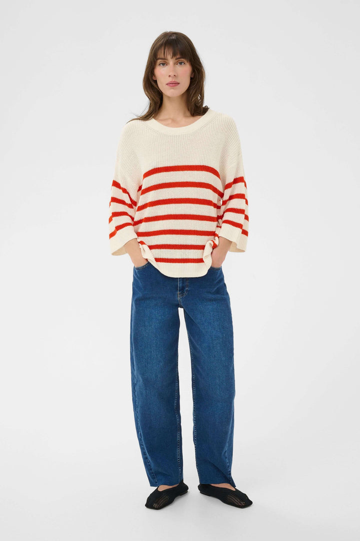 Tricot lin et coton Aliza à manches courtes, rayé, coupe décontractée, femme portant le tricot avec jeans pour style mi-saison.