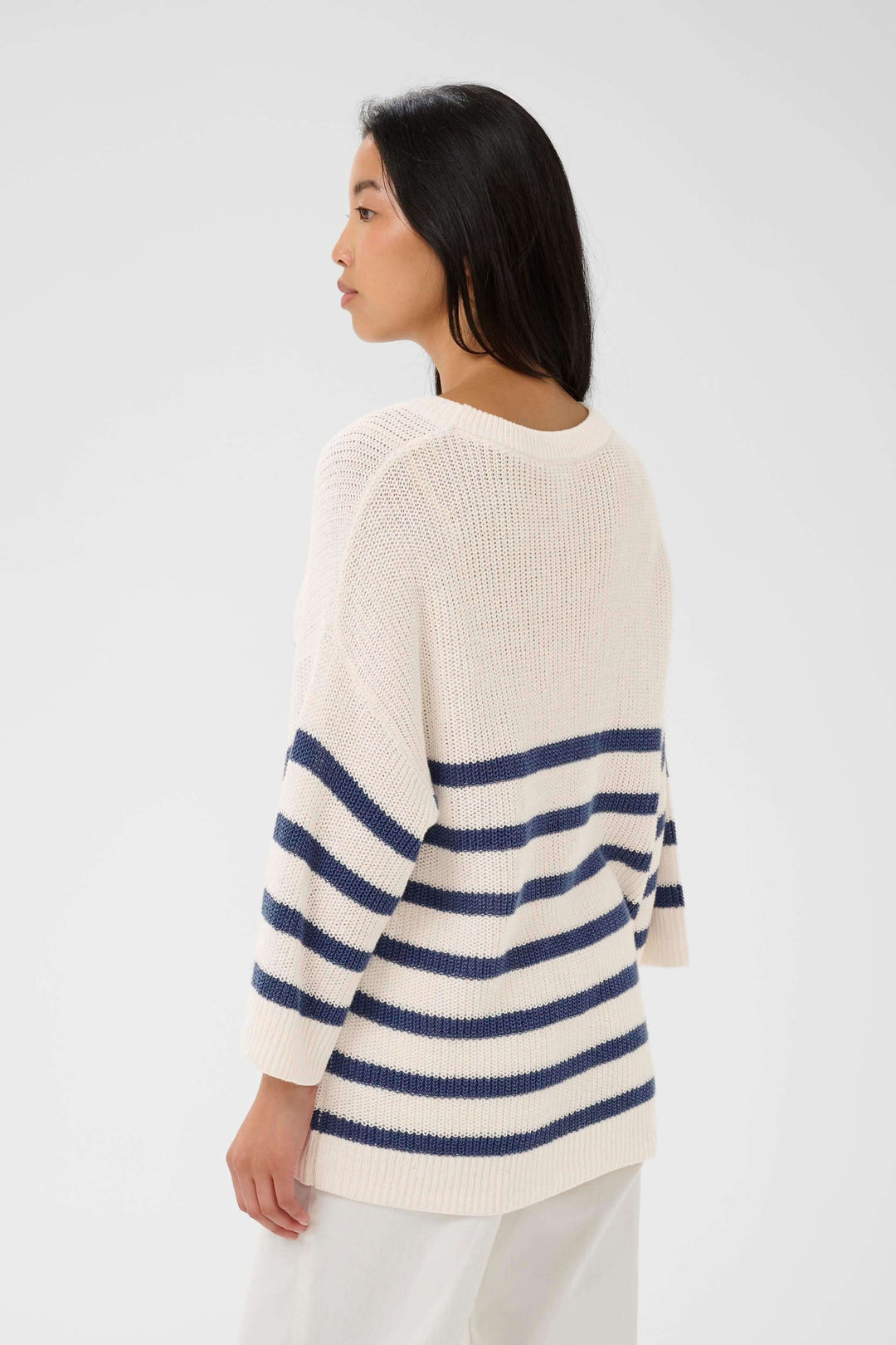 Tricot lin et coton Aliza à rayures bleues et blanches, manches courtes, silhouette décontractée et actuelle, idéal mi-saison.