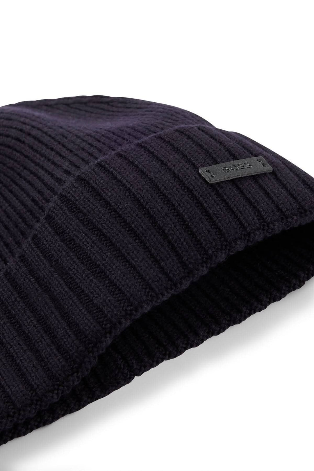 Tuque de laine noire à structure côtelée avec étiquette logo BOSS en tissu synthétique.