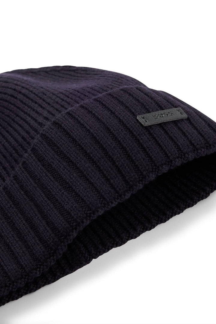 Tuque de laine noire à structure côtelée avec étiquette logo BOSS en tissu synthétique.