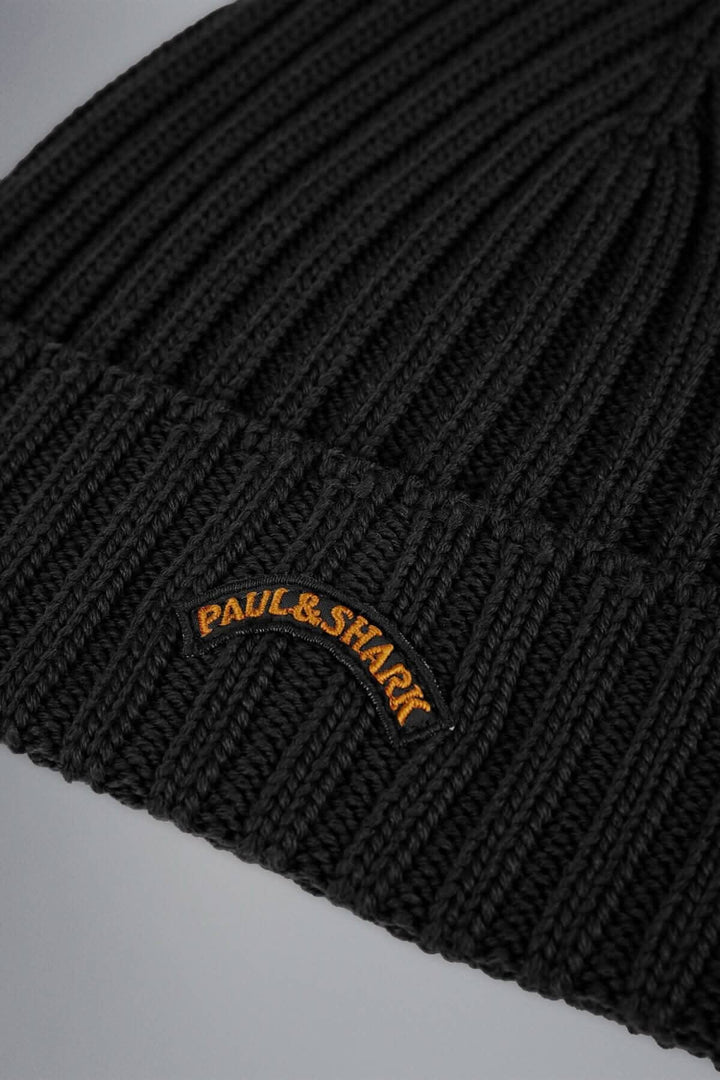 Bonnet en laine côtelée noir avec logo Paul &amp; Shark, idéal pour garder la chaleur en hiver.