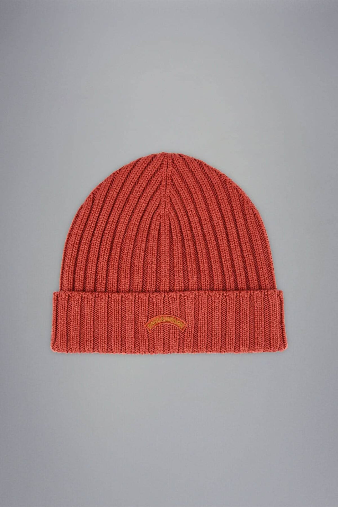 Bonnet en maille côtelée rouge, avec revers et logo brodé, parfait pour un style hivernal élégant.