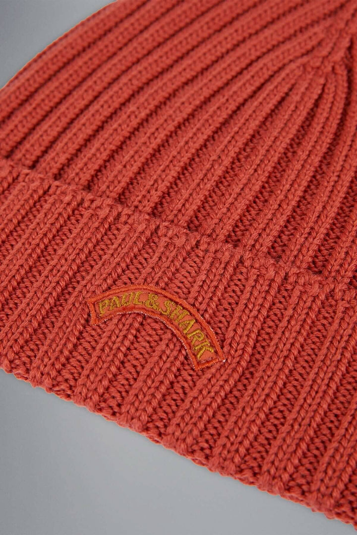 Bonnet en laine côtelée couleur rouge avec logo brodé, parfait pour l&