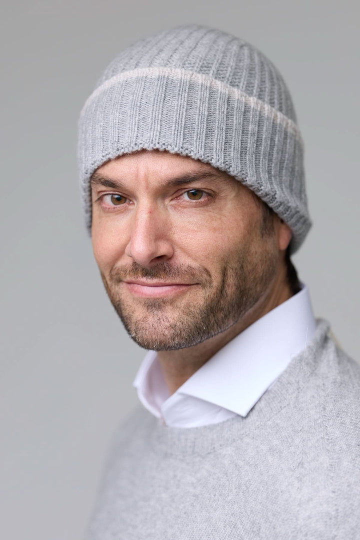 Homme portant une tuque en tricot côtelé douce et chaude pour l&