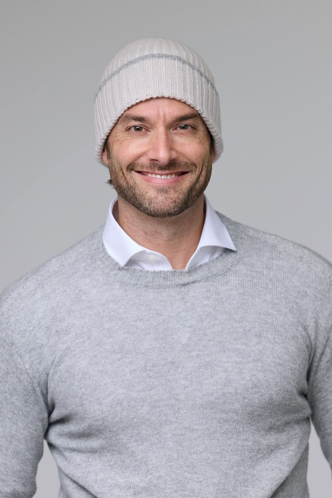 Homme portant une tuque en tricot côtelé douce et chaude, parfaite pour la saison froide.