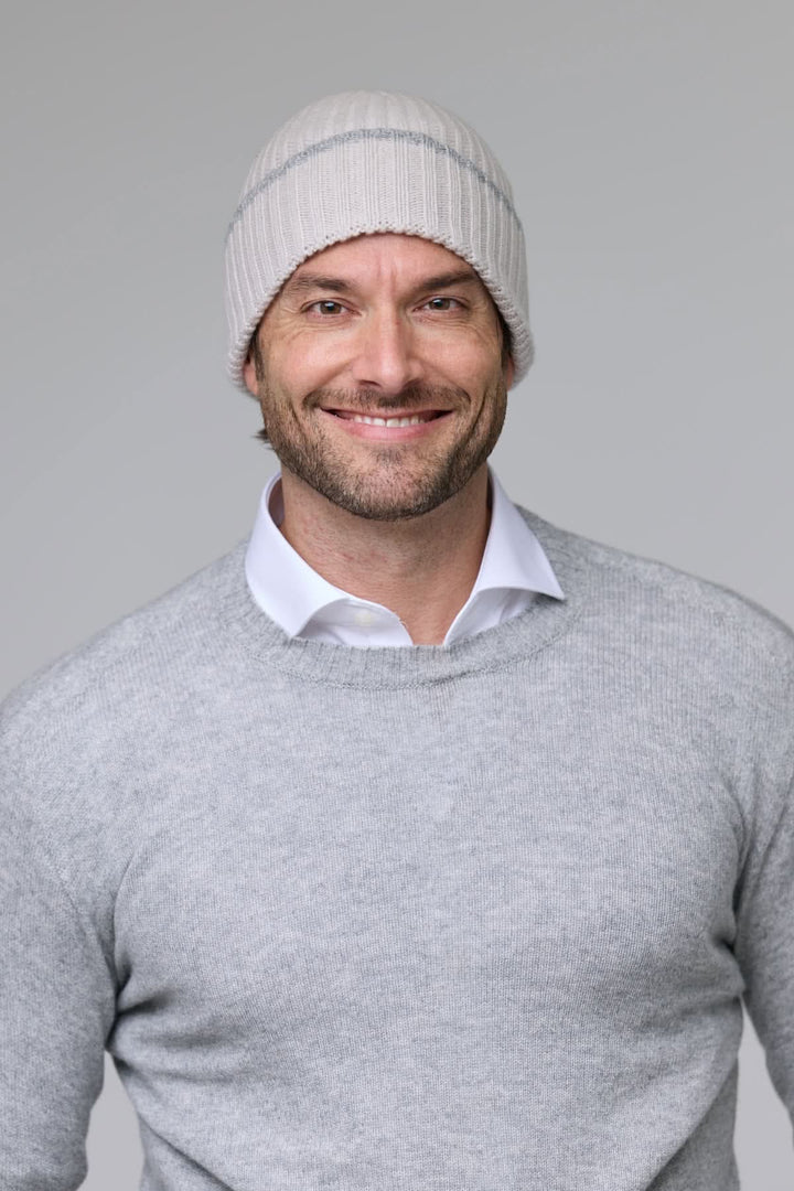 Homme portant une tuque en tricot côtelé douce et chaude, parfaite pour la saison froide.