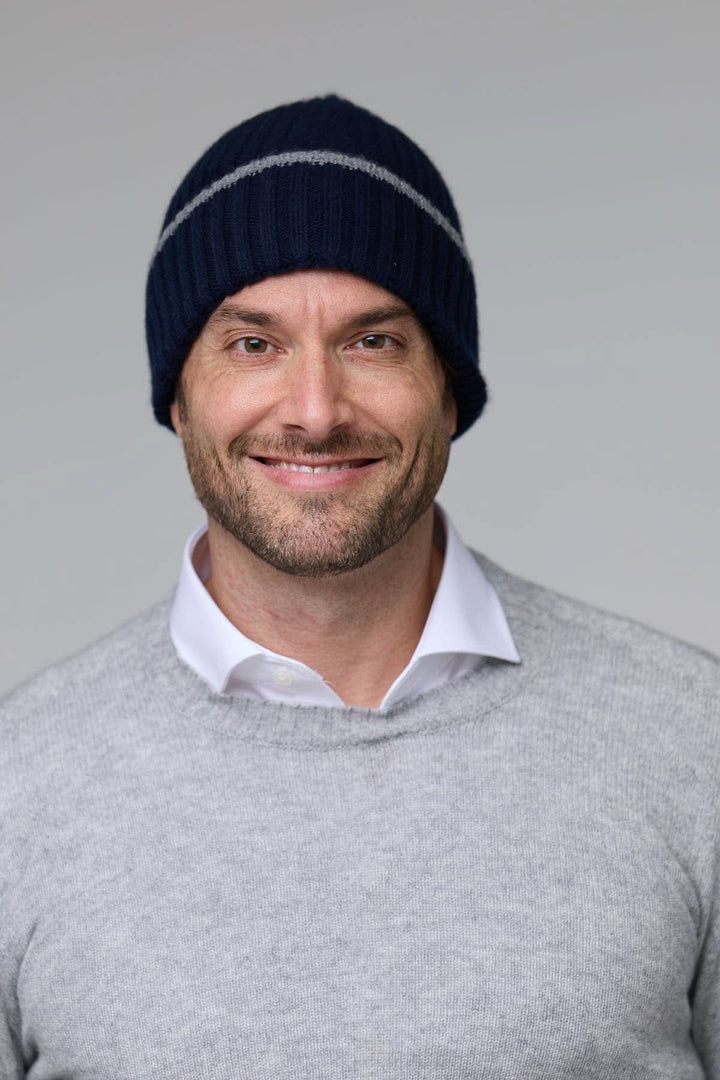 Homme portant une tuque en tricot côtelé, idéale pour l&