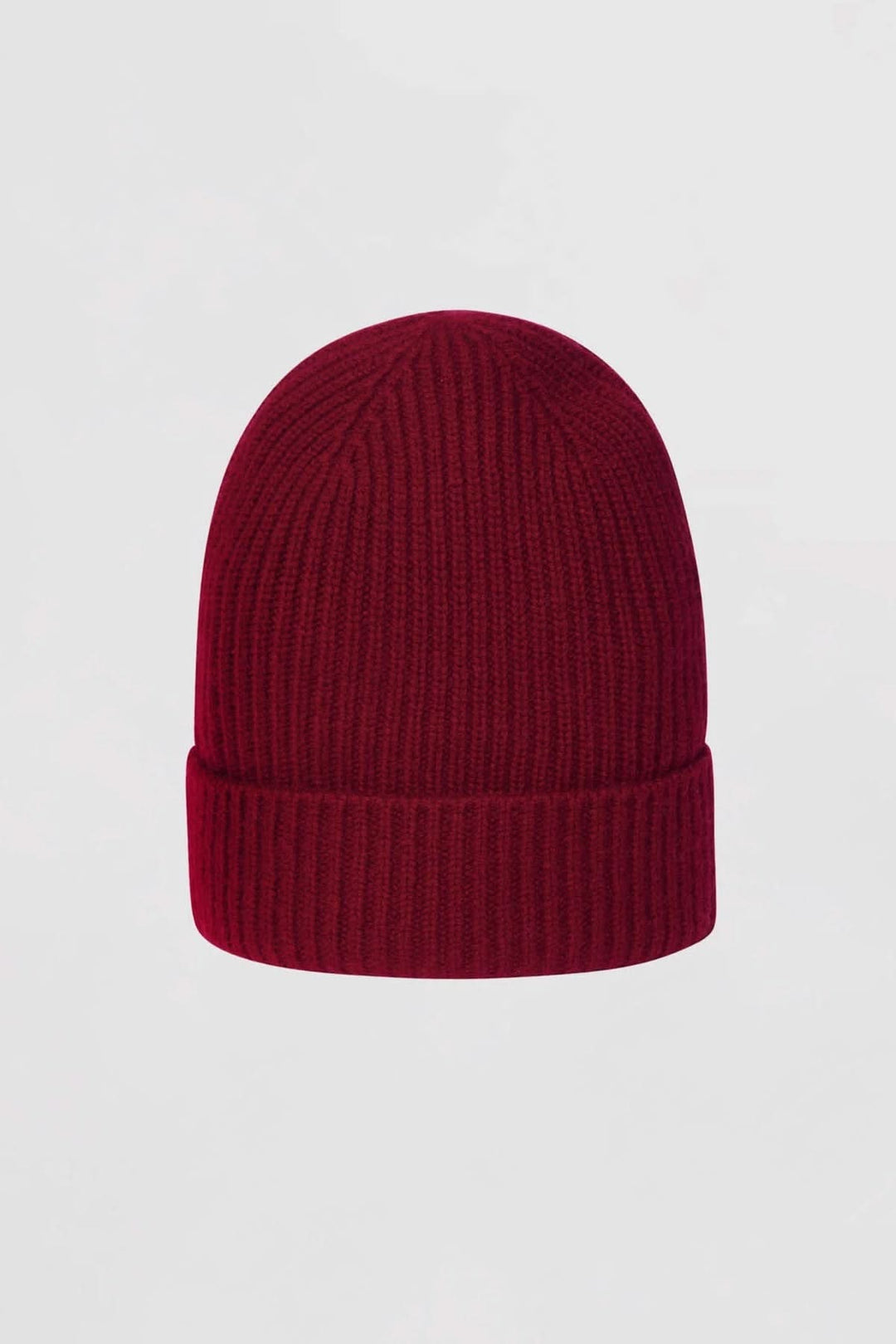 Tuque maille côtelée rouge avec revers ajustable et conception extensible pour look urbain décontracté et chaleur maximale.