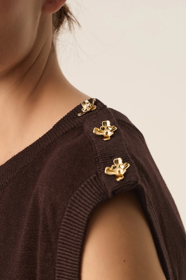 Brazou sleeveless jacket in fine knit with button details