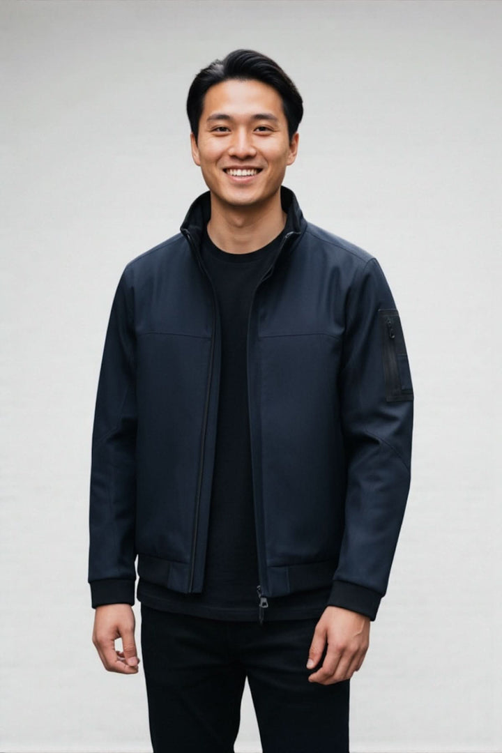 Homme portant la Veste Hexatec Boss Green, style élégant et protection déperlante.