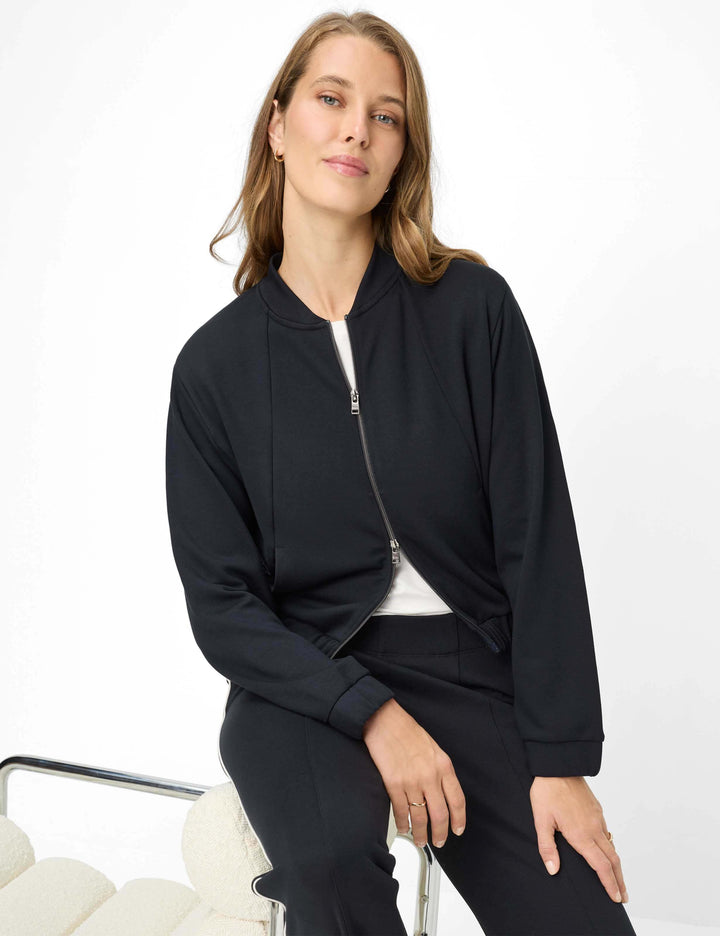 Veste bomber zipée BECKY L. en noir, style moderne et minimaliste avec fermeture éclair centrale. Confortable pour tenue décontractée ou soignée.