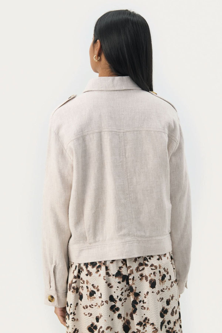 Veste courte Najah beige vue de dos, avec col chemise et détails élégants sur les épaules.
