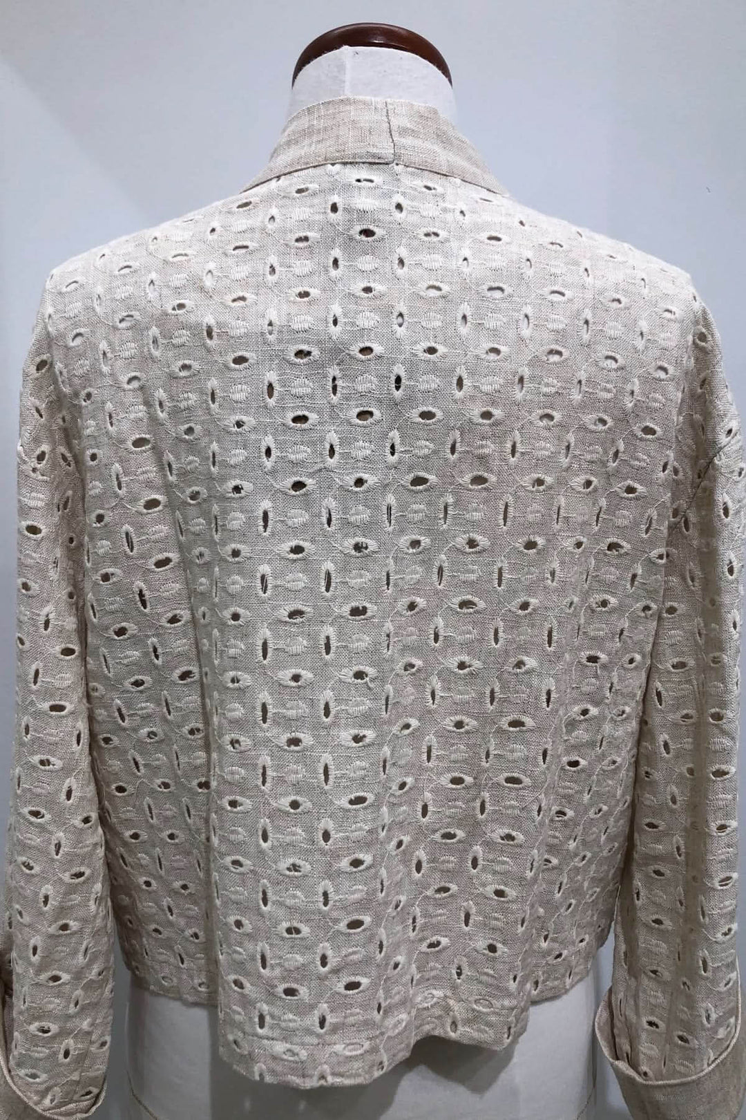 Veste courte ajourée en viscose et lin, vue arrière, texture brodée, idéale pour l&