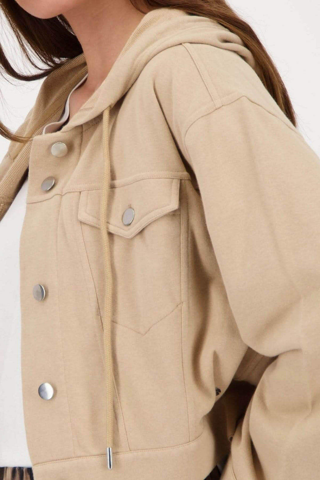 Veste courte à capuchon beige avec poches à rabat et cordon ajustable, idéale pour un style décontracté et moderne.