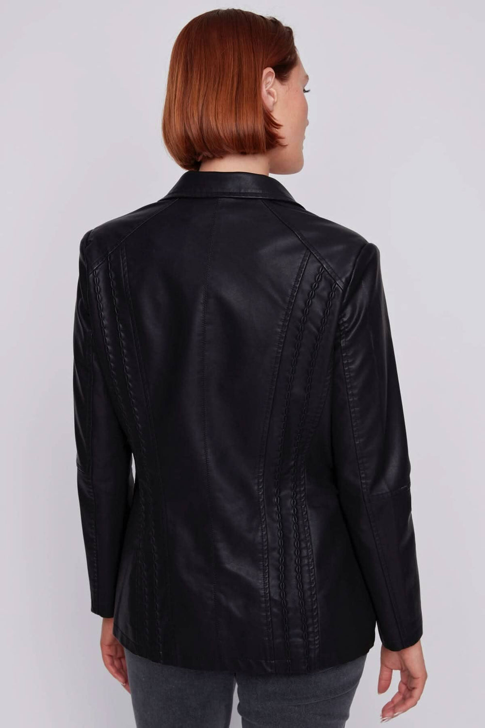 Veste en similicuir noire avec coupe structurée et coutures décoratives, vue de dos.