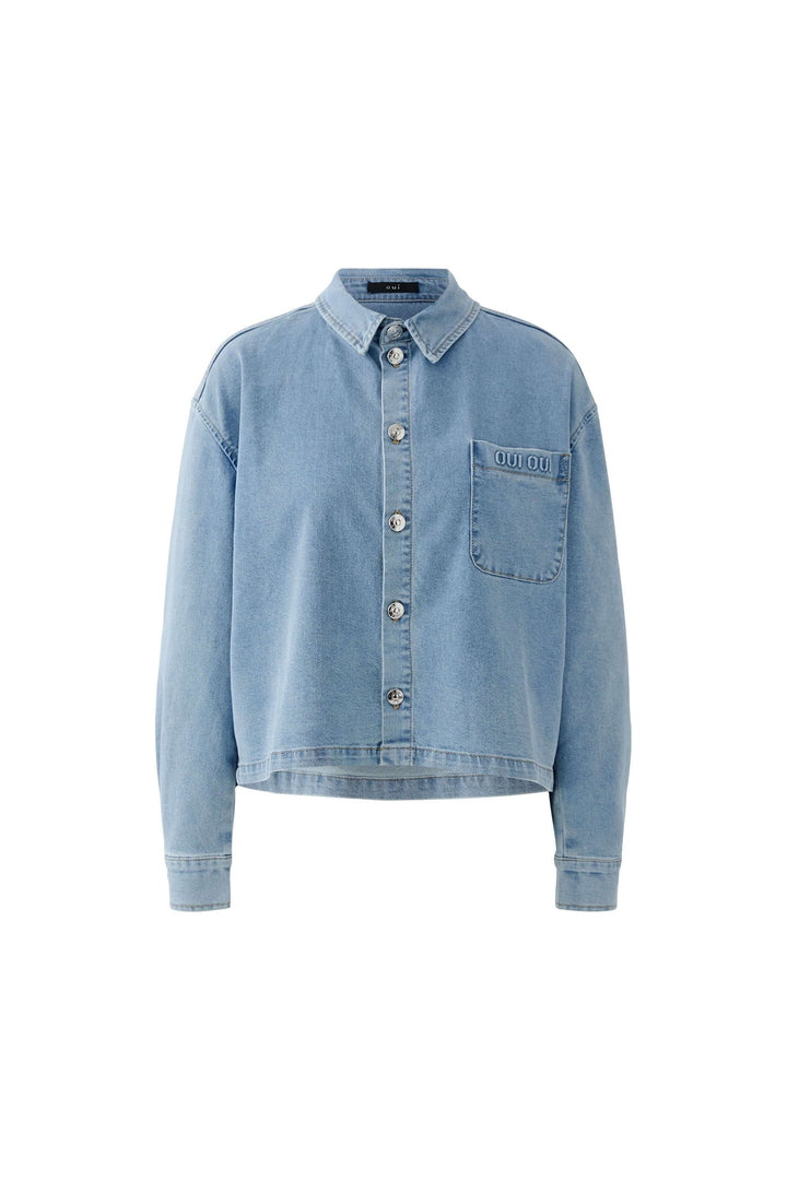 Veste en denim avec coupe droite, légèrement ample et boutonnière classique, idéale pour une tenue décontractée et moderne.