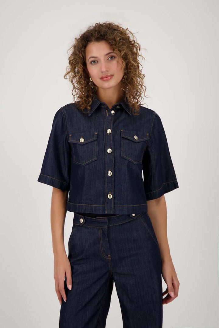 Veste en jeans courte avec manches évasées mi-longues et fermeture boutonnée pour un style casual-chic. Décris moi le produit en français.