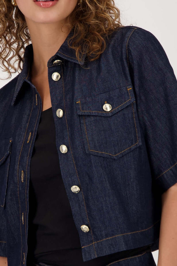 Veste en jeans courte avec manches évasées et fermeture boutonnée, style casual-chic.