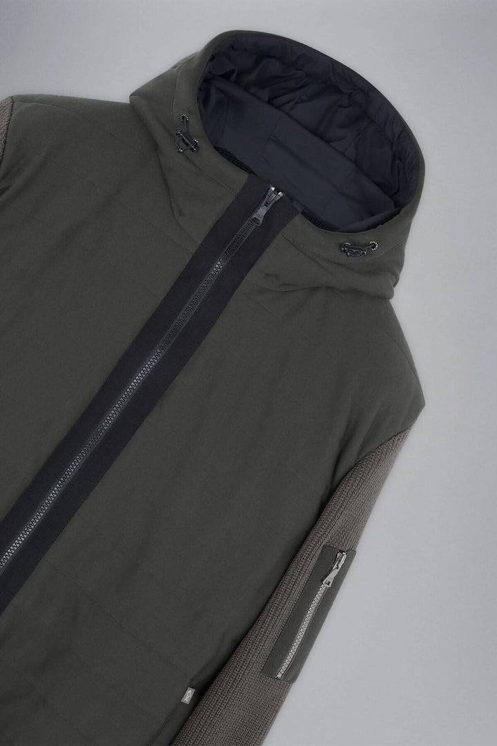 Veste imperméable à capuchon Paul &amp; Shark avec matelassage léger et manches en tricot pour confort.