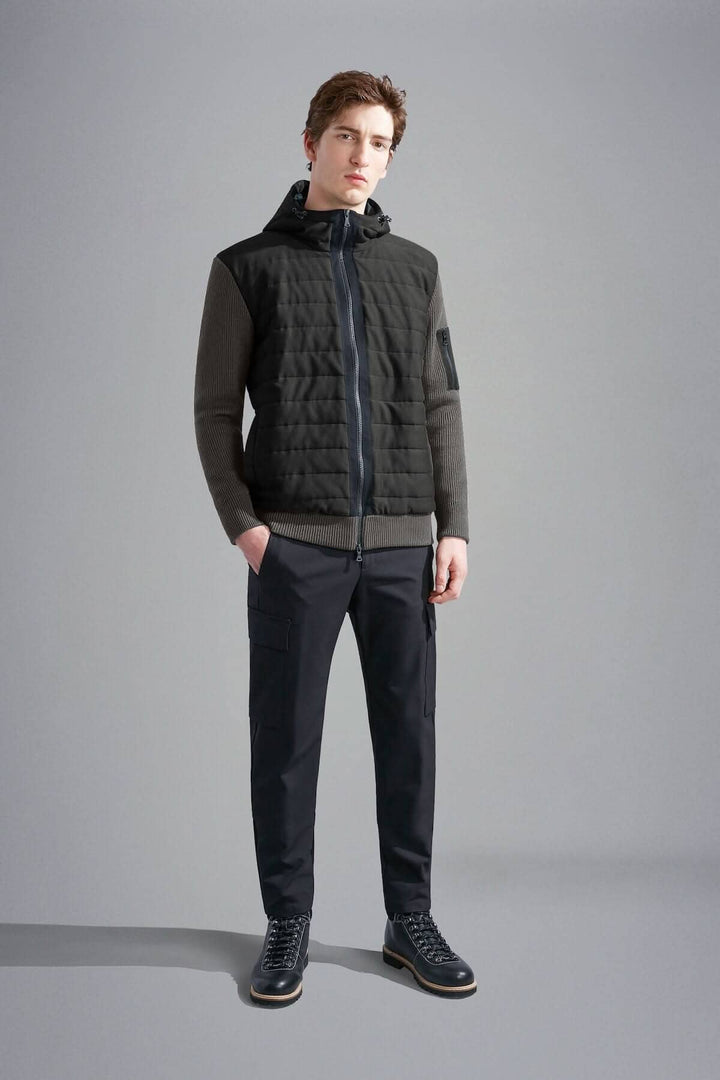 Homme portant une veste imperméable à capuchon Paul &amp; Shark, élégante et fonctionnelle, avec pantalon noir.