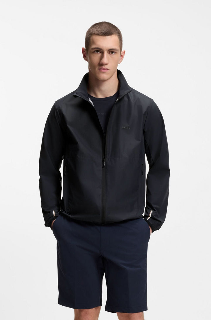 Homme en veste légère zippée à col montant, tenue décontractée, mode mi-saison élégante et moderne.
